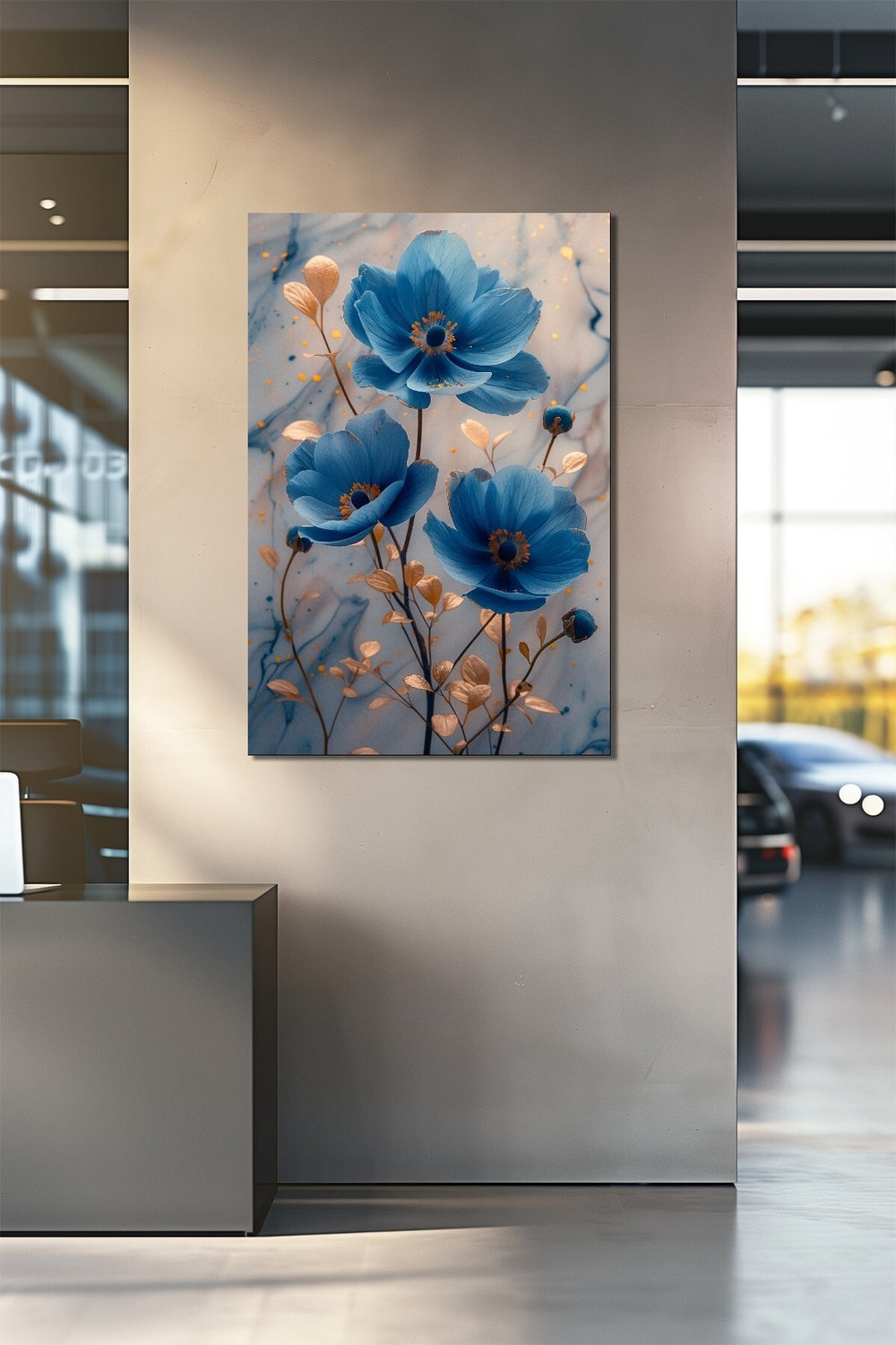 Mermer Fonda Mavi Çiçek Baskılı Cam Tablo – Altın Detaylı Modern Sanat UV Baskı Duvar Dekoru