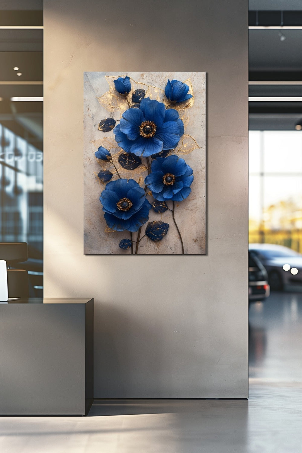 Mavi Çiçek Baskılı Cam Tablo – Altın Detaylı Şık Floral Dekoratif Duvar Tablosu