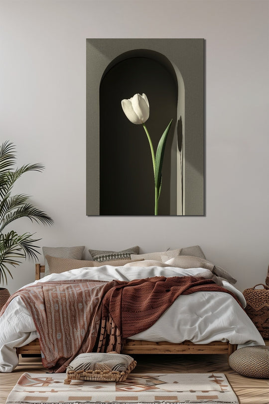 Lale Çiçeği Baskılı Cam Tablo – Niş İçinde Beyaz Lale Minimalist Duvar Dekoru