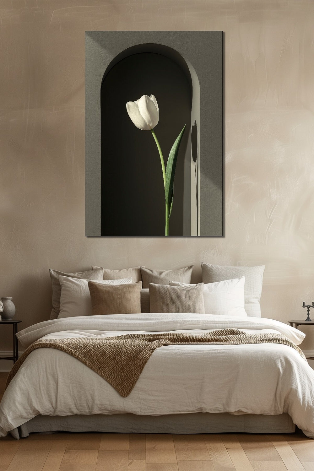 Lale Çiçeği Baskılı Cam Tablo – Niş İçinde Beyaz Lale Minimalist Duvar Dekoru
