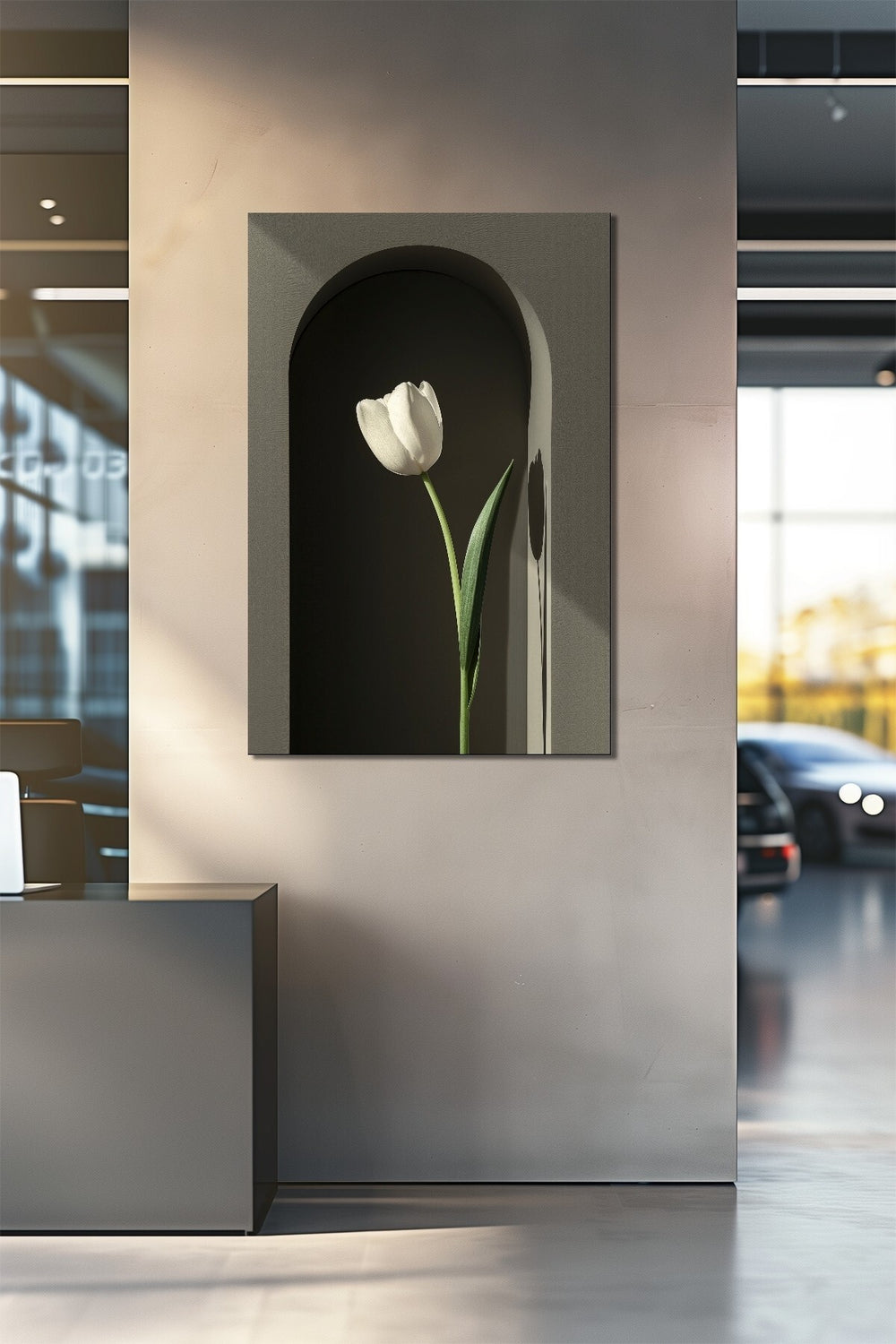 Lale Çiçeği Baskılı Cam Tablo – Niş İçinde Beyaz Lale Minimalist Duvar Dekoru