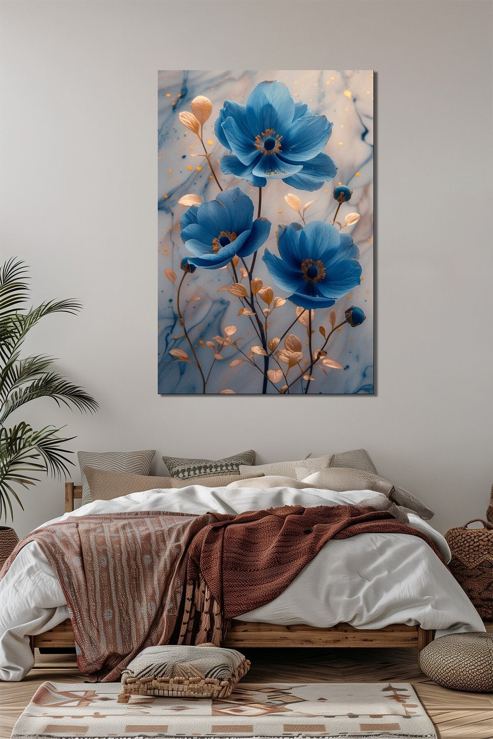 Mermer Fonda Mavi Çiçek Baskılı Cam Tablo – Altın Detaylı Modern Sanat UV Baskı Duvar Dekoru