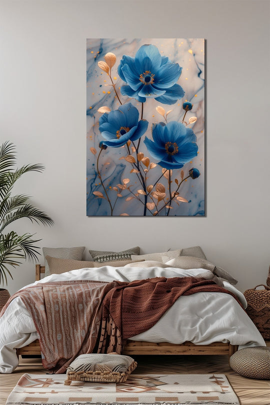 Mermer Fonda Mavi Çiçek Baskılı Cam Tablo – Altın Detaylı Modern Sanat UV Baskı Duvar Dekoru